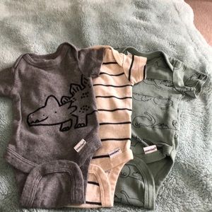 3 pack of newborn onesies